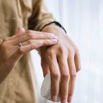 Veja cuidados essenciais para evitar o ressecamento da pele no inverno