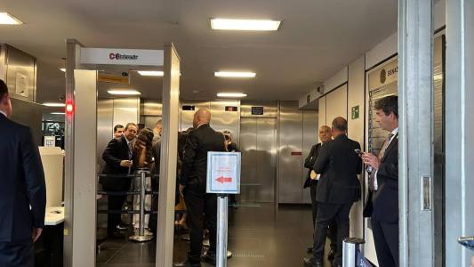 Cumprimentos de mandado de busca e apreensão no gabinete do senador Marcos do Val no Senado