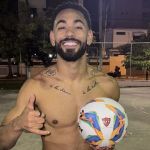 De férias no Brasil, craque do Manchester United joga bola em capital do Nordeste