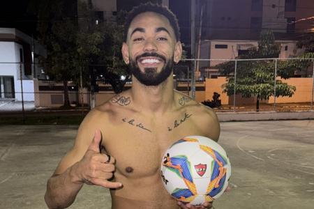 Matheus Cunha posa para foto na quadra onde jogou com amigos