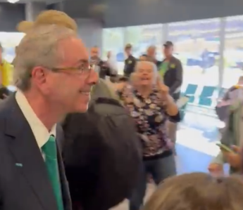 Eduardo Cunha foi recebido com gritos de 'traidor' por bolsonaristas