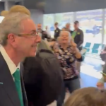 Vídeo: aos gritos de ‘traidor’, Eduardo Cunha é hostilizado por bolsonaristas em Confins
