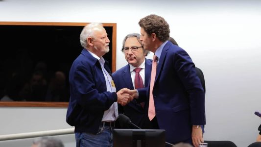 Cúpula da CPI do MST cancela reunião final para votar relatório de Salles e pede nova prorrogação a Lira.