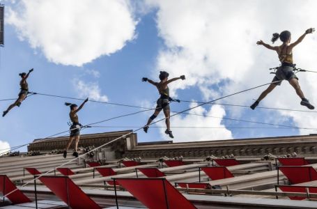 Durante o CURA na Virada, no sábado (23), as dançarinas da premiada Cia Base, suspensas na fachada de um dos prédios do Centro