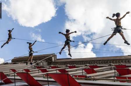 Durante o CURA na Virada, no sábado (23), as dançarinas da premiada Cia Base, suspensas na fachada de um dos prédios do Centro