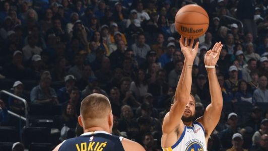 Stephen Curry em arremesso durante Warriors 137 x 131 Nuggets, pela temporada 2025/2026 da NBA