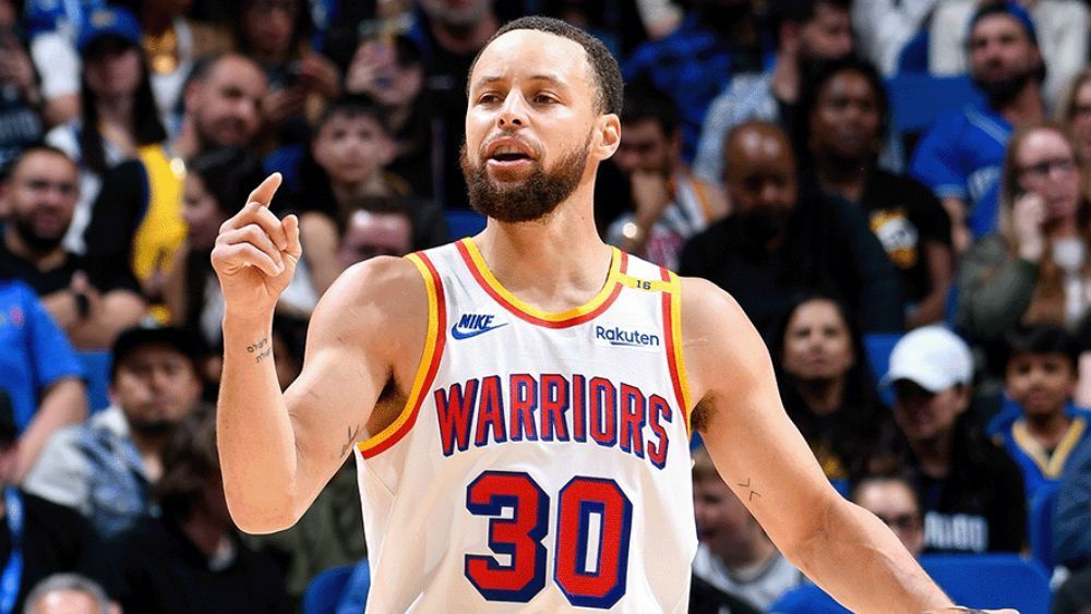 Curry marca 56 pontos e guia Warriors em vitória sobre o Magic na NBA