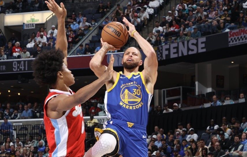 Curry lidera vitória dos Warriors sobre Grizzlies e vive noite histórica na NBA