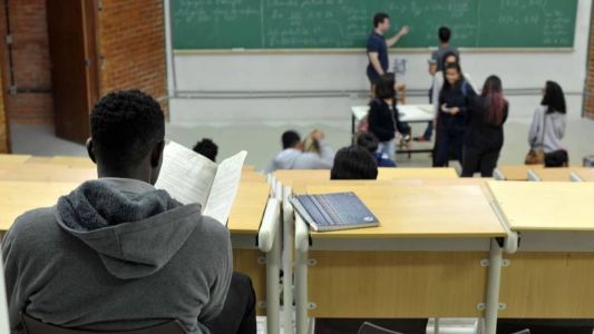 Cursinhos populares auxiliam estudantes sem recursos financeiros a entrar na universidade