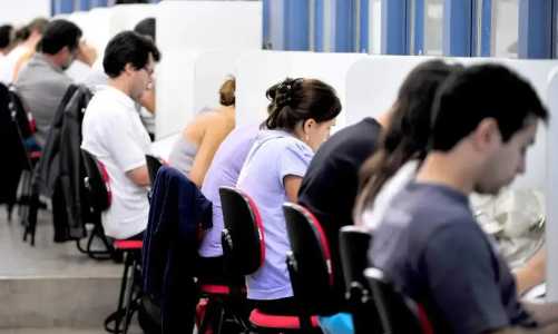 Pessoas se inscrevendo em concurso