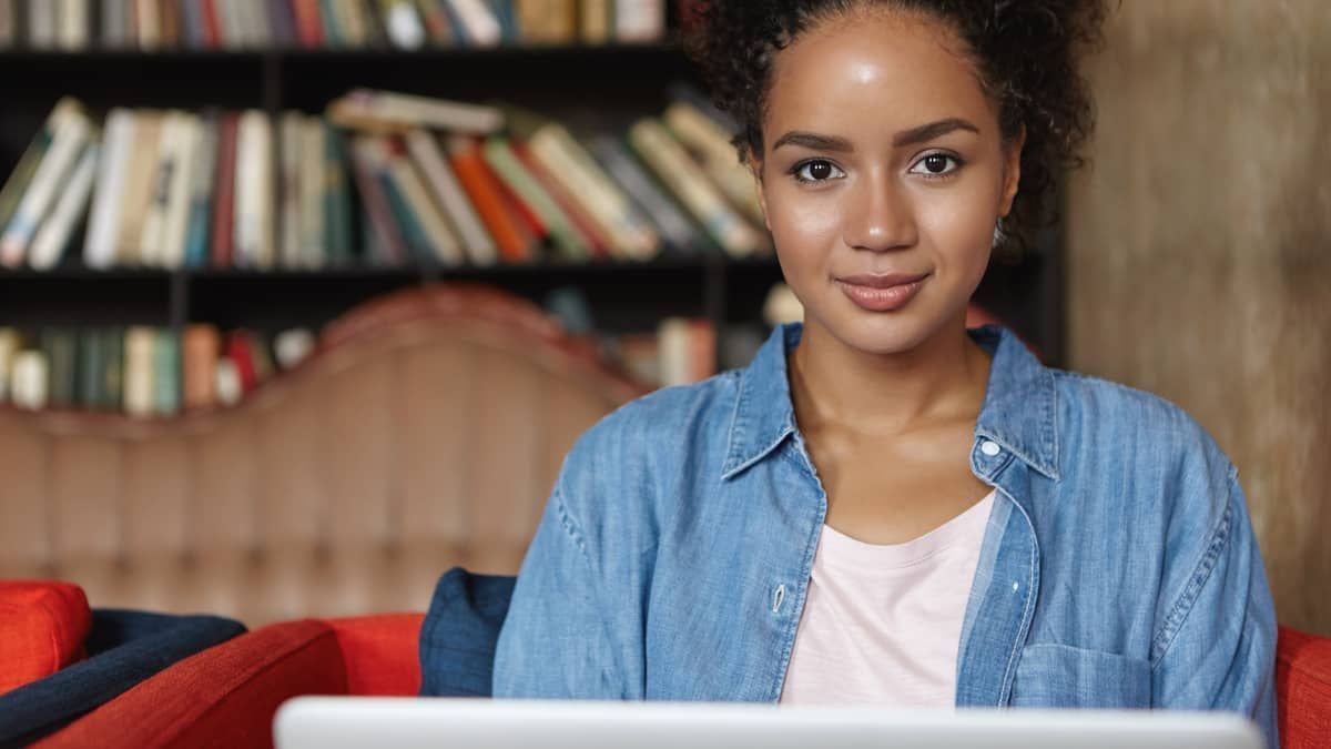 ONG oferece cursos gratuitos e remotos para jovens de baixa renda