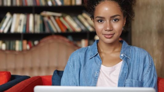 Cursos online focados em alunos de escolas públicas de 16 a 21 anos