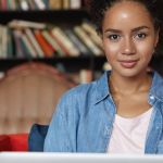 ONG oferece cursos gratuitos e remotos para jovens de baixa renda