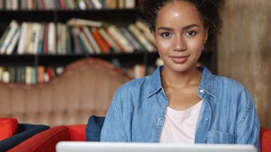 Cursos online focados em alunos de escolas públicas de 16 a 21 anos
