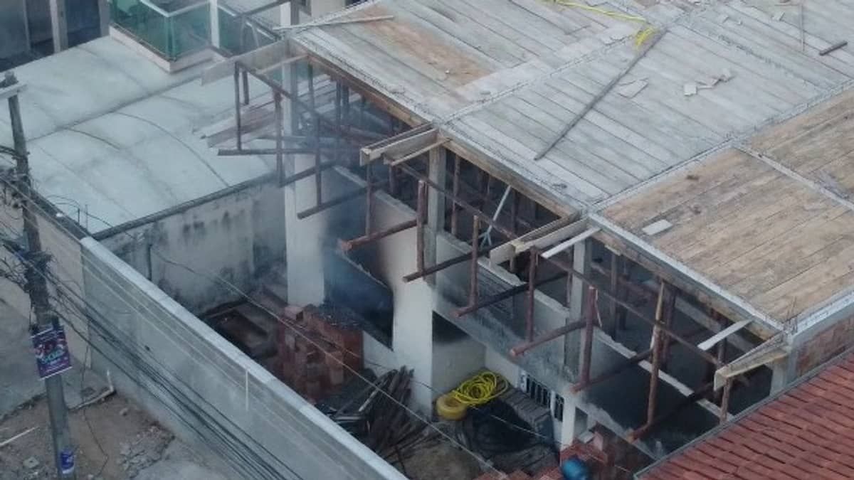 Casa pega fogo em Contagem e uma pessoa fica ferida 