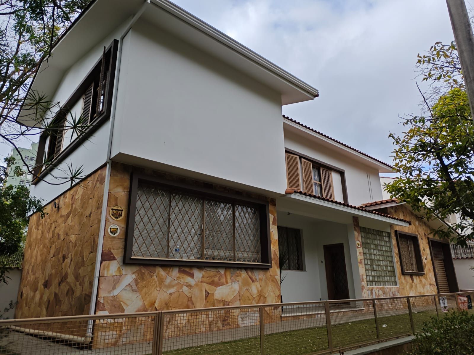 Homem que morreu após invadir casa no Cidade Jardim, em BH, tentava furtar itens de banheiro