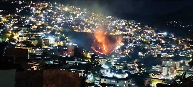 Fogo teve avanço rápido e exigiu esforço dos bombeiros até o fim da noite