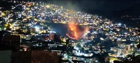 Fogo teve avanço rápido e exigiu esforço dos bombeiros até o fim da noite