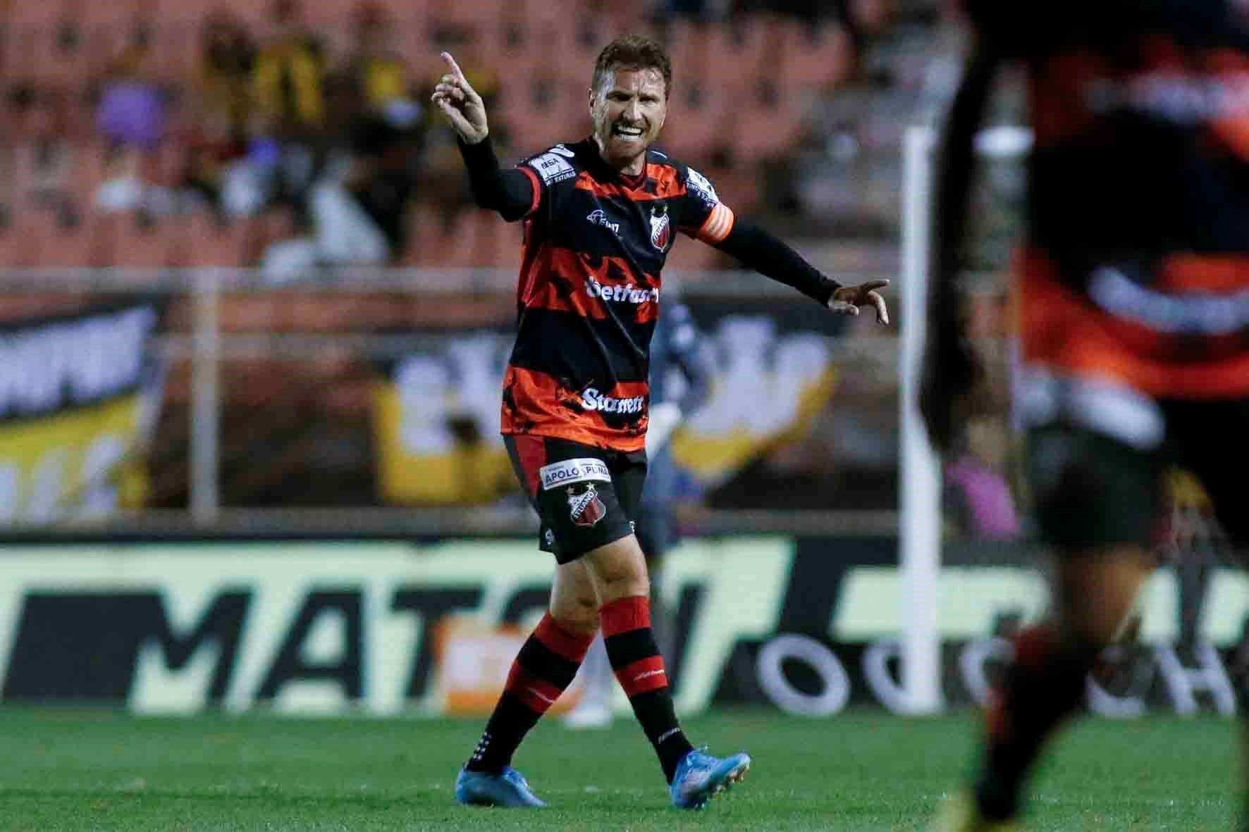 Santa Cruz anuncia a contratação do experiente zagueiro Rafael Pereira