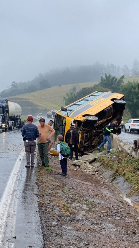 Acidente com ônibus escolar interdita faixa da Fernão Dias, no Sul de Minas