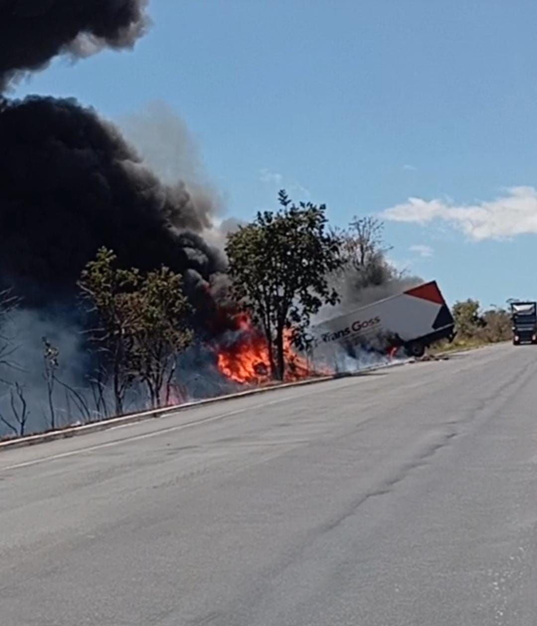 Vídeo: carreta pega fogo e fica completamente destruída na BR-251, no Norte de Minas