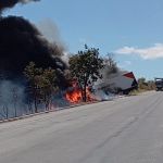Vídeo: carreta pega fogo e fica completamente destruída na BR-251, no Norte de Minas