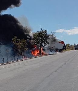 Carreta sai da pista e pega fogo em Salinas, na BR-251