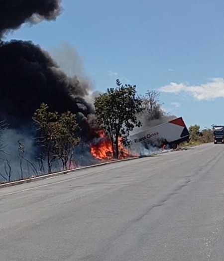 Carreta sai da pista e pega fogo em Salinas, na BR-251