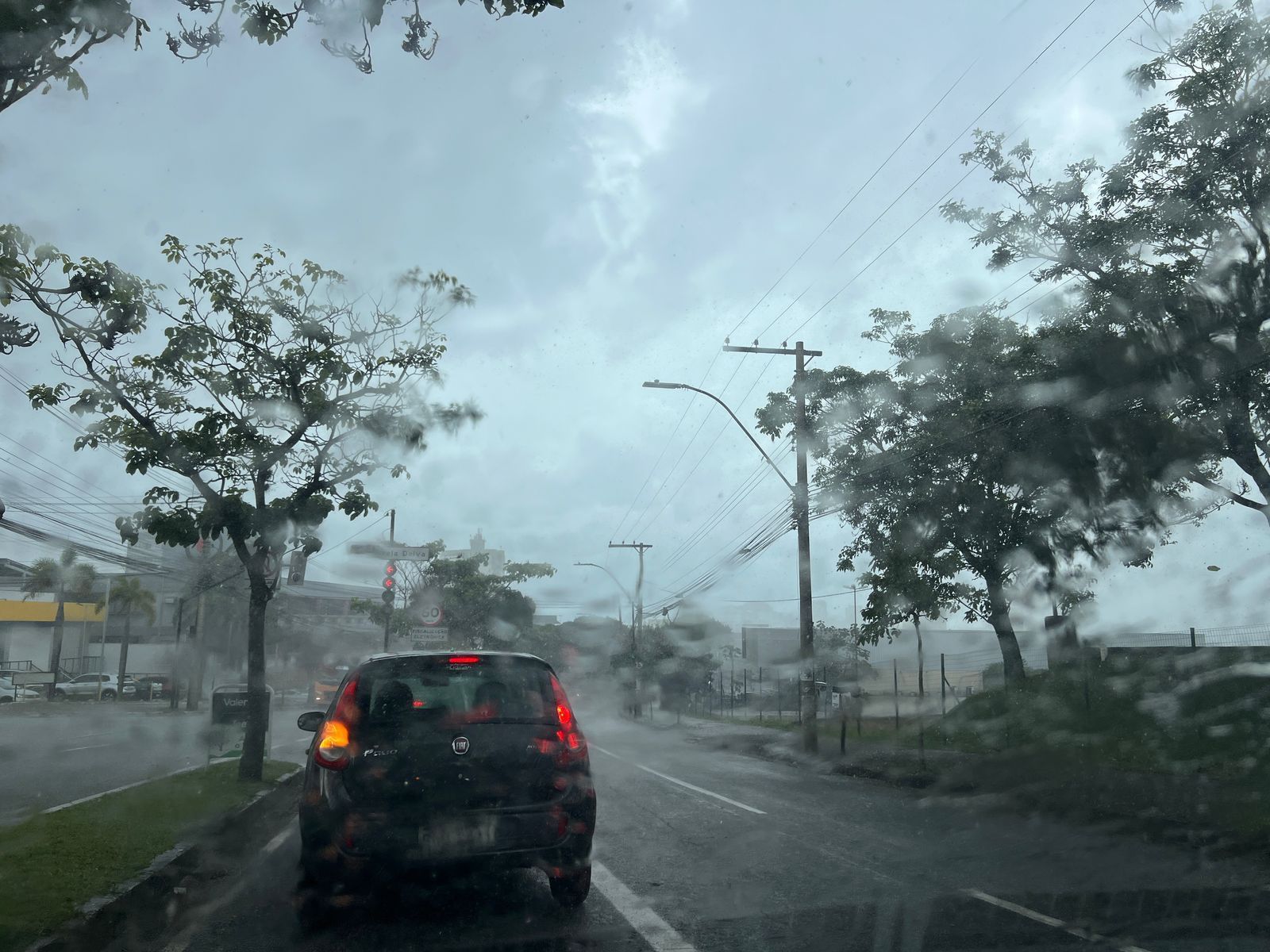 BH registra chuva forte no fim da manhã desta segunda-feira (24)