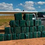 Com uso de caças, operação apreende quase uma tonelada de cocaína