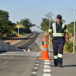 Motorista fica em estado grave após bater em mureta na Rodovia Fernão Dias