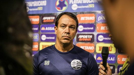 Dado Cavalcanti, técnico do Náutico, flaou com o árbitro Luiz Flávio ao final do jogo