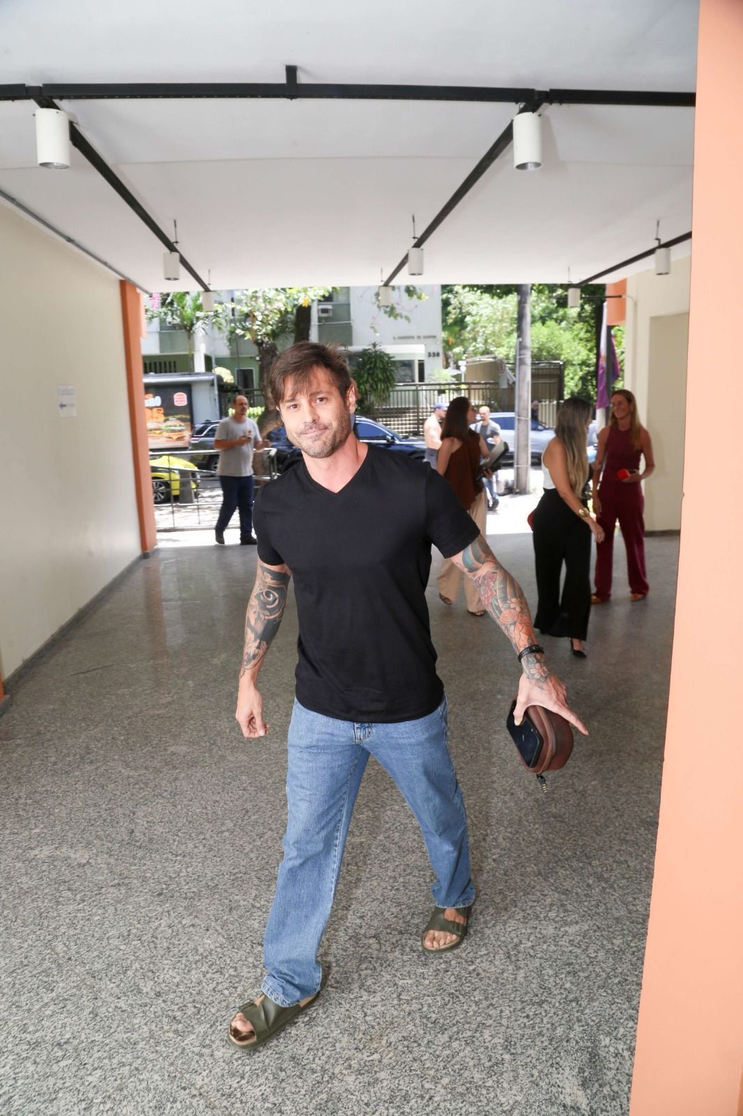 Dado Dolabella vai à delegacia após ser acusado de agredir ex-namorada; veja fotos