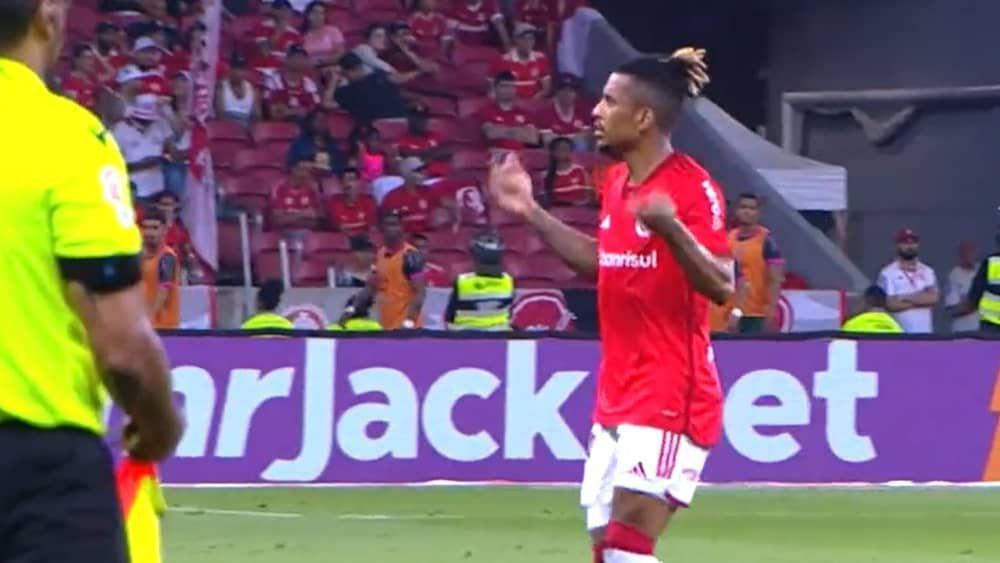Dalbert se desculpa após indisposição com a torcida do Inter: 'Pedi apoio'