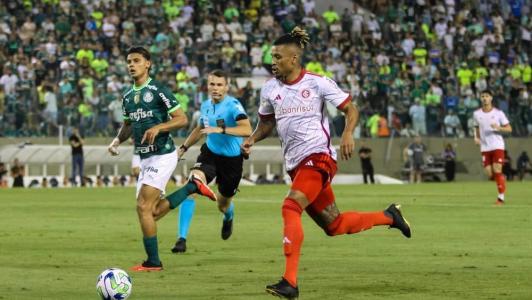 Dalbert sofreu lesão muscular durante a derrota para o Palmeiras no último sábado