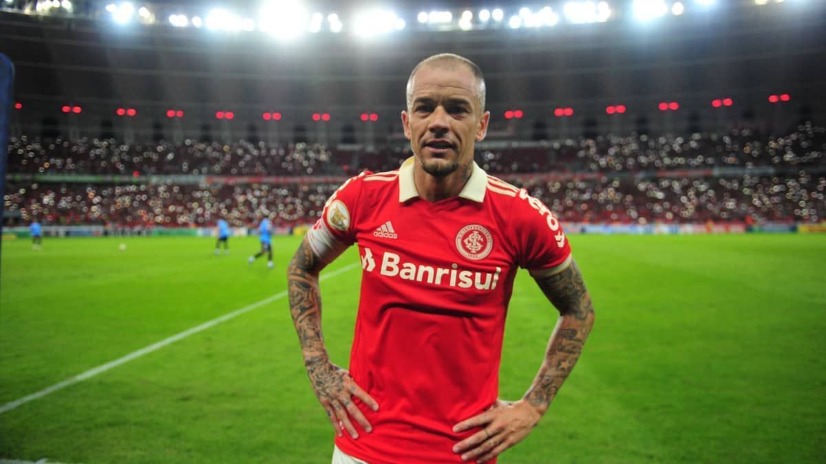 Presidente do Inter revela dívida com D'Alessandro