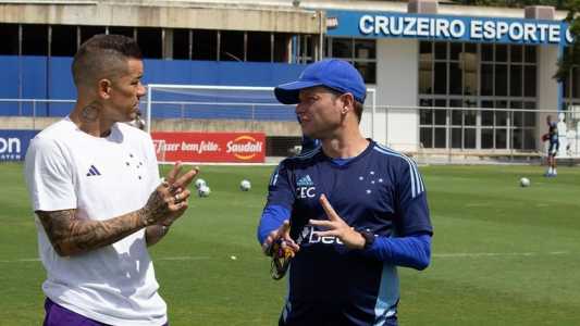 D'Alessandro e Fernando Seabra conversam na Toca da Raposa, em Belo Horizonte