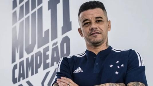 D'Alessandro posa como novo coordenador de futebol do Cruzeiro