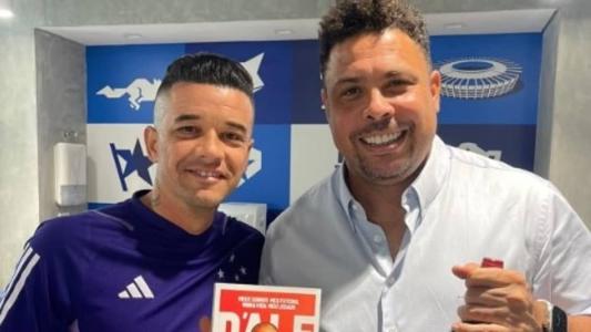 D'Alessandro presenteia Ronaldo com livro e vinho na Toca da Raposa II, em BH