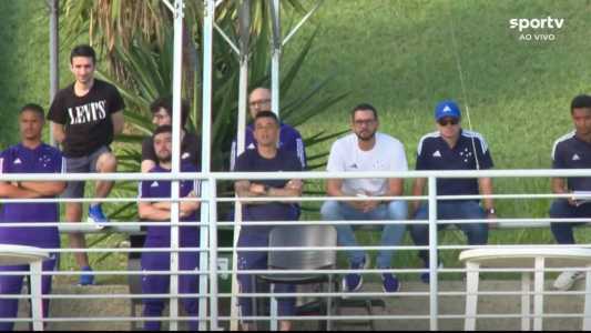 D"Alessandro viu de perto a atuação do Cruzeiro na vitória por 3 a 1 em cima do Atlético