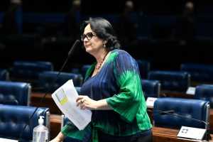 Damares diz que ainda mantém apoio a Flávio apesar dos ataques e violência de gênero