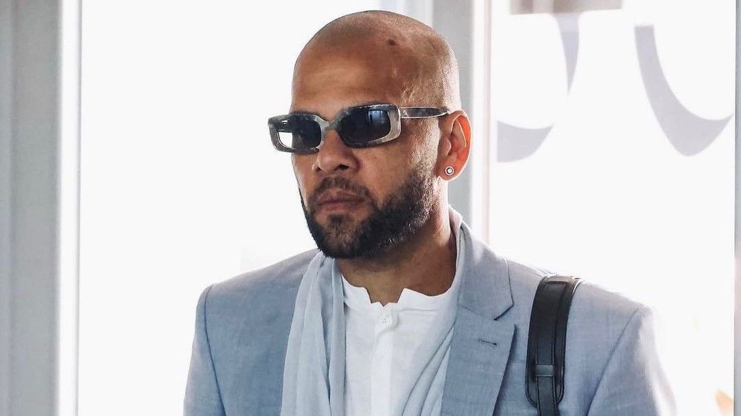 Daniel Alves é hostilizado em porta de tribunal na Espanha