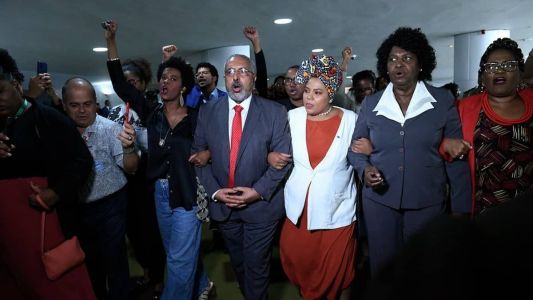 Dandara (de branco, ao centro), caminhou com Paulo Paim e Benedita da Silva para selar criação da Frente Antirracista
