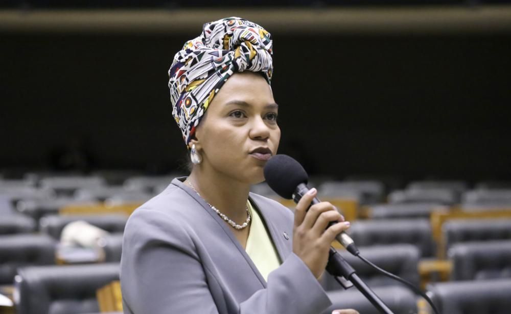 Deputada aciona MP e pede investigação sobre carros de luxo alugados pelo governo Zema
