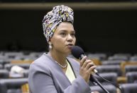 Dandara articula urgência para projeto contra misoginia travado na Câmara