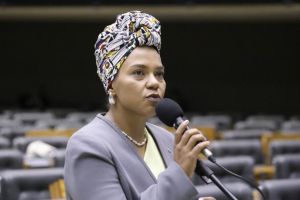 Dandara articula urgência para projeto contra misoginia travado na Câmara