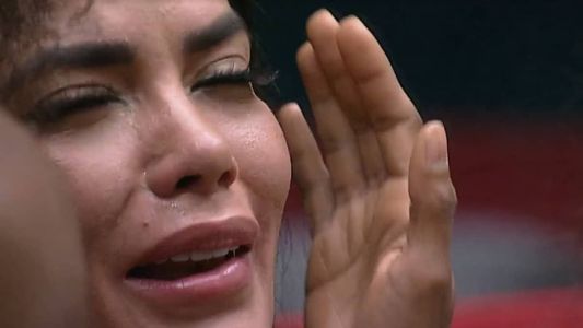 Dania chora ao saber que Sapato e Guimê seriam expulsos