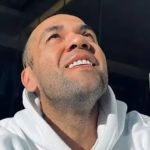 Daniel Alves joga futebol na prisão, segundo jornal espanhol