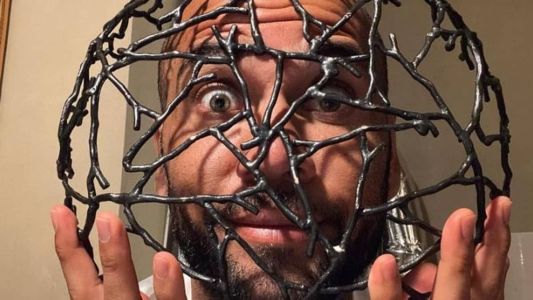 Daniel Alves autografa camisas do Barcelona que serão trocadas na prisão por cigarros