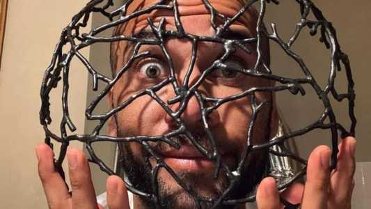 Daniel Alves autografa camisas do Barcelona que serão trocadas na prisão por cigarros